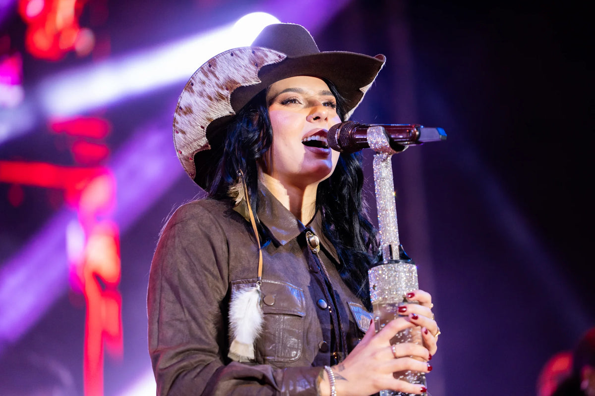 Ana Castela no palco com o chapéu oficial